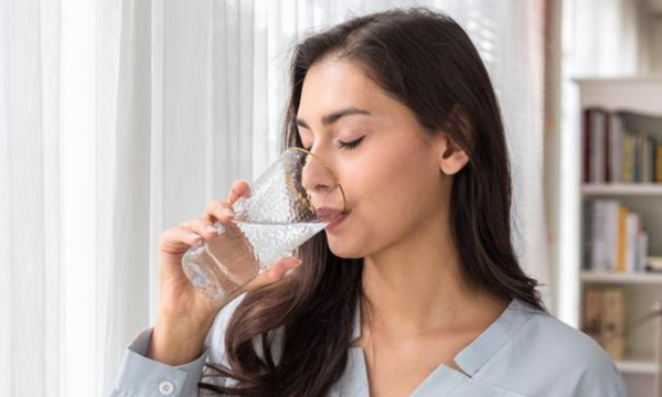 Ilustrasi. Minum air putih bisa tekan risiko kecemasan. (Foto: iStock/Pongtep 
Chithan)
