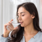 Ilustrasi. Minum air putih bisa tekan risiko kecemasan. (Foto: iStock/Pongtep 
Chithan)
