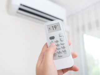 Ilustrasi. Tak sedikit yang mengeluhkan tubuh pegal ketika berada di ruangan 
ber-AC. Apa penyebabnya? (Foto: iStockphoto/simpson33)
