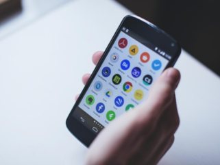 Ilustrasi. Usia HP Android ditentukan oleh tanggal rilis dan masa dukungan 
pabrikan. Pelajari cara cek umur ponsel dan pentingnya pembaruan 
keamanan. (Foto: Freestocks)

