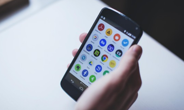 Ilustrasi. Usia HP Android ditentukan oleh tanggal rilis dan masa dukungan 
pabrikan. Pelajari cara cek umur ponsel dan pentingnya pembaruan 
keamanan. (Foto: Freestocks)
