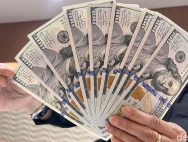 Nilai tukar rupiah terhadap dolar Amerika Serikat (AS) menembus 
level psikologis Rp 18.000 (Foto: Rifkianto Nugroho/detikfoto)
