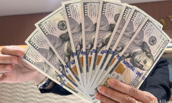 Nilai tukar rupiah terhadap dolar Amerika Serikat (AS) menembus 
level psikologis Rp 18.000 (Foto: Rifkianto Nugroho/detikfoto)
