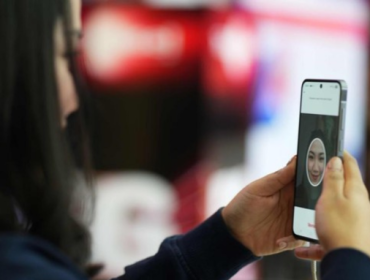 Registrasi pelanggan berbasis biometrik pengenalan wajah (face 
recognition) untuk nomor seluler prabayar. (Foto: Telkomsel)
