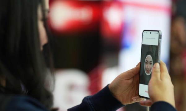 Registrasi pelanggan berbasis biometrik pengenalan wajah (face 
recognition) untuk nomor seluler prabayar. (Foto: Telkomsel)
