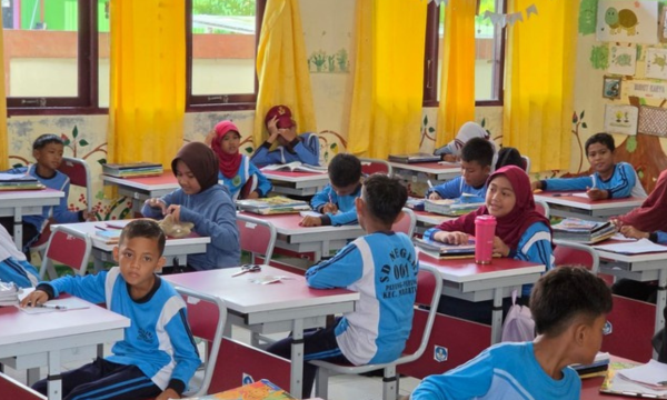 Suasana belajar di SDN 001 Payung-Payung. (Foto: Fyk/detikinet)