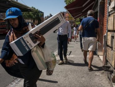 Banyak bangunan modern memiliki kaca besar atau sistem insulasi yang dirancang untuk musim dingin, namun kurang efektif saat musim panas. (Foto: Ed Jones/ AFP)