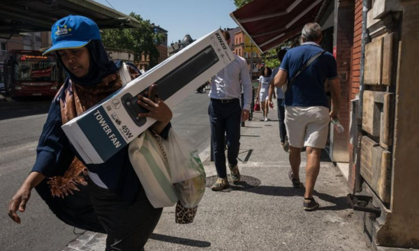 Banyak bangunan modern memiliki kaca besar atau sistem insulasi yang dirancang untuk musim dingin, namun kurang efektif saat musim panas. (Foto: Ed Jones/ AFP)