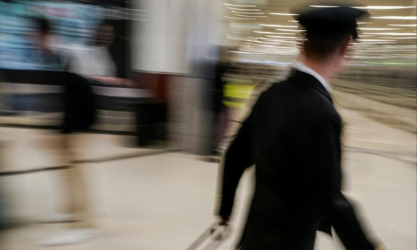 Factory Reset Ponsel di Bandara, Malah Dibawa ke Pengadilan. Ilustrasi bandara. (Foto: REUTERS/Carlos Barria)