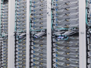Ilustrasi data center. Rencana Inggris mempercepat pembangunan data 
center untuk menopang pertumbuhan AI berisiko memicu krisis air. (Foto: 
Microsoft)
