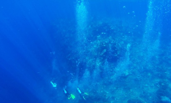 Ilustrasi gunung api bawah laut. BMKG mengungkap batu apung di perairan 
Sarmi dan Biak berasal dari letusan gunung bawah laut di Papua Nugini. 
(Foto: ANTARA FOTO/Andika Wahyu/Asf/Spt/15.)
