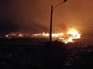 Ilustrasi. Kebakaran TPA Jatiwaringin di Tangerang berlangsung lama, dipicu 
cuaca panas dan gas metana. (Foto: CNN Indonesia/Dodi)
