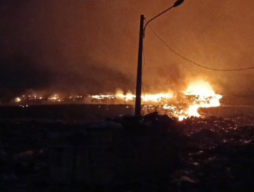Ilustrasi. Kebakaran TPA Jatiwaringin di Tangerang berlangsung lama, dipicu 
cuaca panas dan gas metana. (Foto: CNN Indonesia/Dodi)
