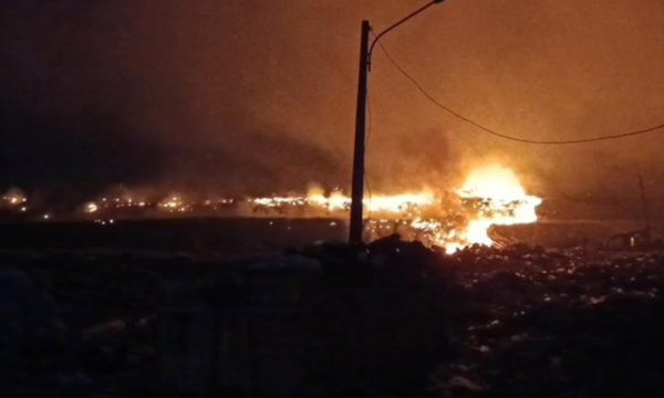 Ilustrasi. Kebakaran TPA Jatiwaringin di Tangerang berlangsung lama, dipicu 
cuaca panas dan gas metana. (Foto: CNN Indonesia/Dodi)
