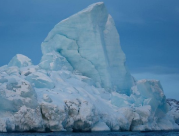 Ilustrasi. Sebuah gunung es raksasa terbalik di Ilulissat, Greenland, 
menciptakan gelombang dahsyat. (Foto: REUTERS/Sarah Meyssonnier)
