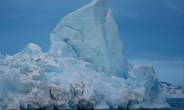 Ilustrasi. Sebuah gunung es raksasa terbalik di Ilulissat, Greenland, 
menciptakan gelombang dahsyat. (Foto: REUTERS/Sarah Meyssonnier)
