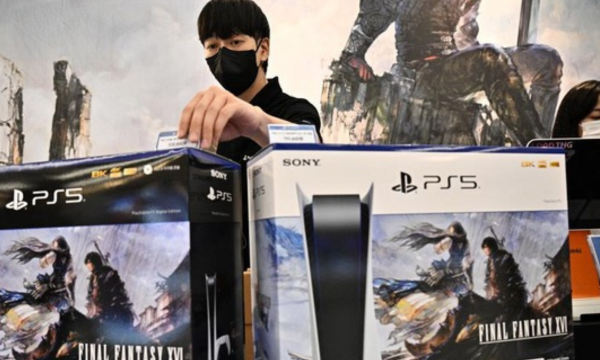 Ilustrasi. Sony akan hentikan produksi game fisik mulai Januari 2028, beralih 
ke distribusi digital. (Foto: AFP/ANTHONY WALLACE)
