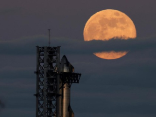 Ilustrasi. Uji coba penerbangan ke-13 roket Starship SpaceX dibatalkan saat detik-detik akhir karena mesin gagal menyala. (Foto: REUTERS/Joe Skipper) 