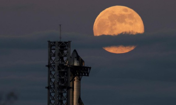 Ilustrasi. Uji coba penerbangan ke-13 roket Starship SpaceX dibatalkan saat detik-detik akhir karena mesin gagal menyala. (Foto: REUTERS/Joe Skipper) 