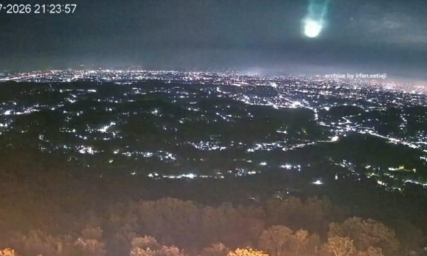 Kilatan cahaya di langit Yogyakarta terekam kamera dan dipastikan 
sebagai metor. (Foto: Dok Ig @merapiuncover)