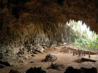 Liang Bua, Flores, NTT, gua tempat ditemukannya jejak kehidupan Homo floresiensis. (Foto: Rosino/Wikimedia Commons)
