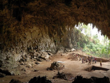 Liang Bua, Flores, NTT, gua tempat ditemukannya jejak kehidupan Homo floresiensis. (Foto: Rosino/Wikimedia Commons)