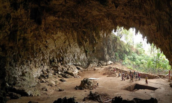 Liang Bua, Flores, NTT, gua tempat ditemukannya jejak kehidupan Homo floresiensis. (Foto: Rosino/Wikimedia Commons)