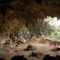 Liang Bua, Flores, NTT, gua tempat ditemukannya jejak kehidupan Homo floresiensis. (Foto: Rosino/Wikimedia Commons)