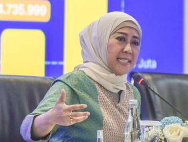 Menkomdigi Meutya Hafid menetapkan Telkomsel, Indosat, dan XL sebagai 
pemenang lelang frekuensi 700 MHz dan 2,6 GHz, meningkatkan akses 
internet dan layanan digital. (Foto: ANTARA FOTO/MUHAMMAD ADIMAJA)
