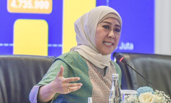 Menkomdigi Meutya Hafid menetapkan Telkomsel, Indosat, dan XL sebagai 
pemenang lelang frekuensi 700 MHz dan 2,6 GHz, meningkatkan akses 
internet dan layanan digital. (Foto: ANTARA FOTO/MUHAMMAD ADIMAJA)
