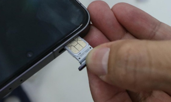 Nomor HP kini tidak bisa diaktifkan sembarang, wajib pakai data 
biometrik wajah pengguna. (Foto: Ari Saputra/detikFoto)
