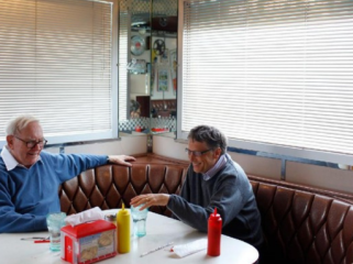 Persahabatan Warren Buffett dan Bill Gates sempat canggung karena kasus Epstein Files. (Foto: Istimewa/Mark Peterson/Redux via CNN.)