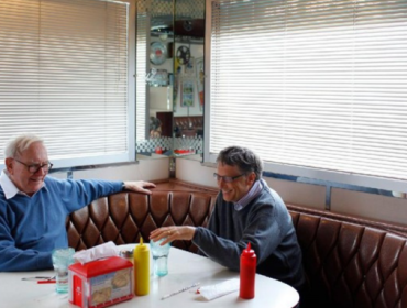 Persahabatan Warren Buffett dan Bill Gates sempat canggung karena kasus Epstein Files. (Foto: Istimewa/Mark Peterson/Redux via CNN.)