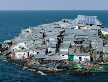 Pulau Ini Lebih Kecil dari Lapangan Bola, Dihuni Ribuan Orang (Foto: The Sun/AFP) 