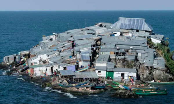 Pulau Ini Lebih Kecil dari Lapangan Bola, Dihuni Ribuan Orang (Foto: The Sun/AFP) 