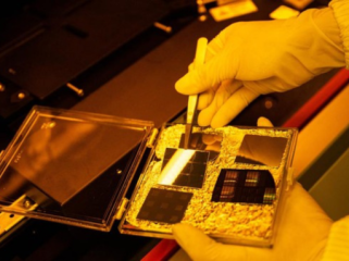 Samsung memperkirakan kelangkaan cip global hingga 2028 imbas 
permintaan tinggi dari pusat data AI. (Foto: AFP/YUICHI YAMAZAKI)
