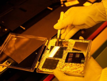 Samsung memperkirakan kelangkaan cip global hingga 2028 imbas 
permintaan tinggi dari pusat data AI. (Foto: AFP/YUICHI YAMAZAKI)
