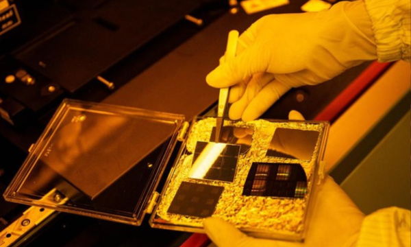Samsung memperkirakan kelangkaan cip global hingga 2028 imbas 
permintaan tinggi dari pusat data AI. (Foto: AFP/YUICHI YAMAZAKI)
