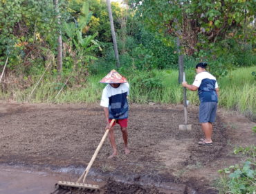 Petani garam di Desa Sejahtera Astra Desa Les mempertahankan metode produksi garam tradisional yang telah diwariskan secara turun-temurun. (foto: astra)