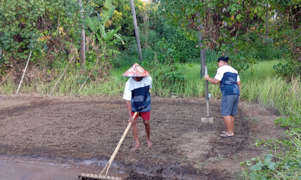 Petani garam di Desa Sejahtera Astra Desa Les mempertahankan metode produksi garam tradisional yang telah diwariskan secara turun-temurun. (foto: astra)