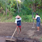 Petani garam di Desa Sejahtera Astra Desa Les mempertahankan metode produksi garam tradisional yang telah diwariskan secara turun-temurun. (foto: astra)