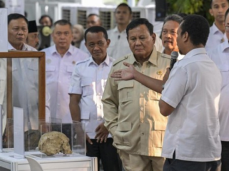 Badan Riset dan Inovasi Nasional memamerkan inovasi kepada Presiden 
Prabowo, termasuk pengelolaan sampah, genteng ramah lingkungan, dan 
pesawat amfibi. (Foto: ANTARA FOTO/GALIH PRADIPTA)
