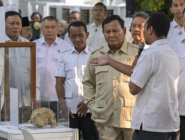 Badan Riset dan Inovasi Nasional memamerkan inovasi kepada Presiden 
Prabowo, termasuk pengelolaan sampah, genteng ramah lingkungan, dan 
pesawat amfibi. (Foto: ANTARA FOTO/GALIH PRADIPTA)
