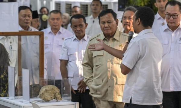 Badan Riset dan Inovasi Nasional memamerkan inovasi kepada Presiden 
Prabowo, termasuk pengelolaan sampah, genteng ramah lingkungan, dan 
pesawat amfibi. (Foto: ANTARA FOTO/GALIH PRADIPTA)
