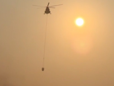 Bagaimana Helikopter Menjatuhkan Ribuan Liter Air Tepat ke Titik 
Api? (Foto: dok BNPB)
