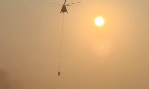 Bagaimana Helikopter Menjatuhkan Ribuan Liter Air Tepat ke Titik 
Api? (Foto: dok BNPB)
