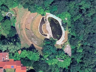 Bangunan yang selama bertahun-tahun dipromosikan sebagai salah 
satu amfiteater Romawi tertua di dunia ternyata hanyalah rekayasa 
modern. (Foto: Google Maps)
