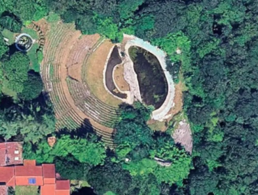 Bangunan yang selama bertahun-tahun dipromosikan sebagai salah 
satu amfiteater Romawi tertua di dunia ternyata hanyalah rekayasa 
modern. (Foto: Google Maps)
