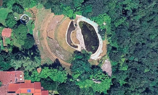 Bangunan yang selama bertahun-tahun dipromosikan sebagai salah 
satu amfiteater Romawi tertua di dunia ternyata hanyalah rekayasa 
modern. (Foto: Google Maps)
