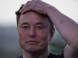 Elon Musk membocorkan rencana SpaceX untuk pabrik satelit 
robotik di Bulan. (Foto: BBC World)
